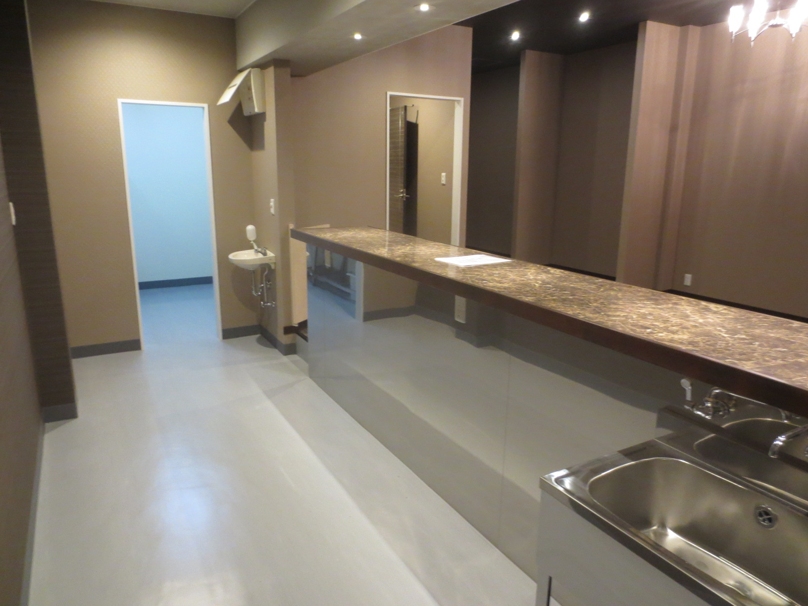 富士市吉原4丁目複合テナントビル　KLOVER A type