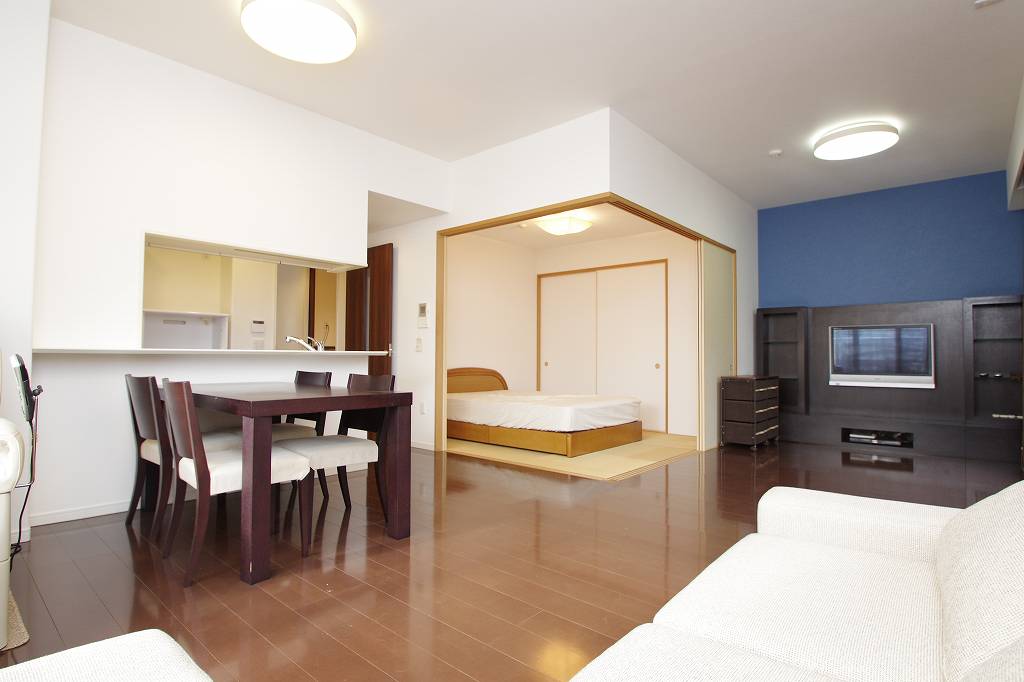 サーパス日乃出町公園1階（東南角部屋）