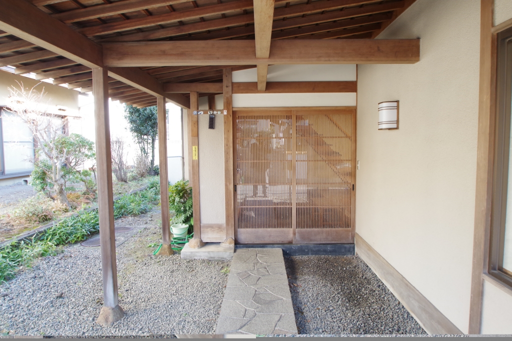 富士市厚原”旅館風の玄関が映える”中古住宅