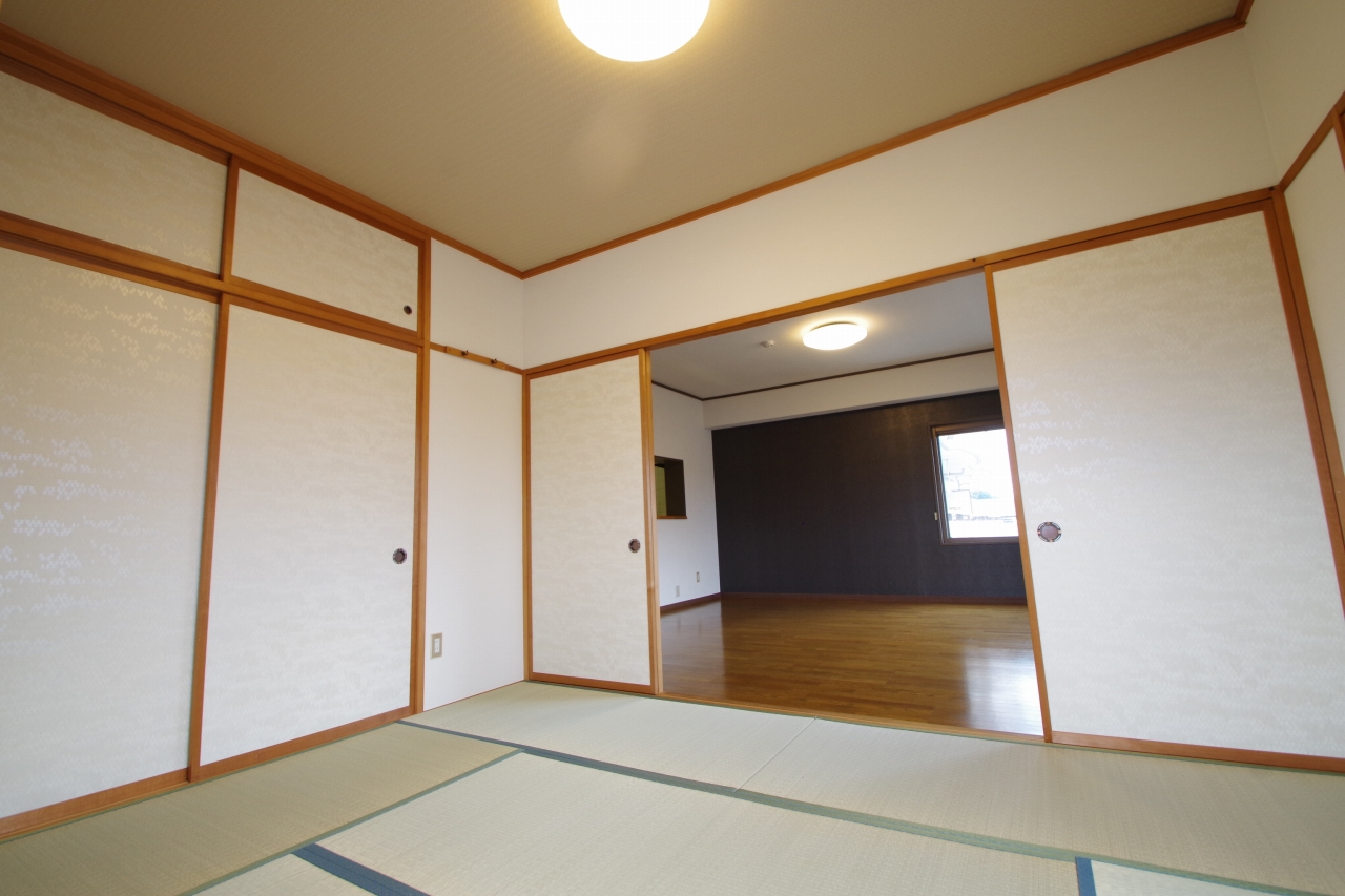 フジヤ小泉マンション2階角部屋