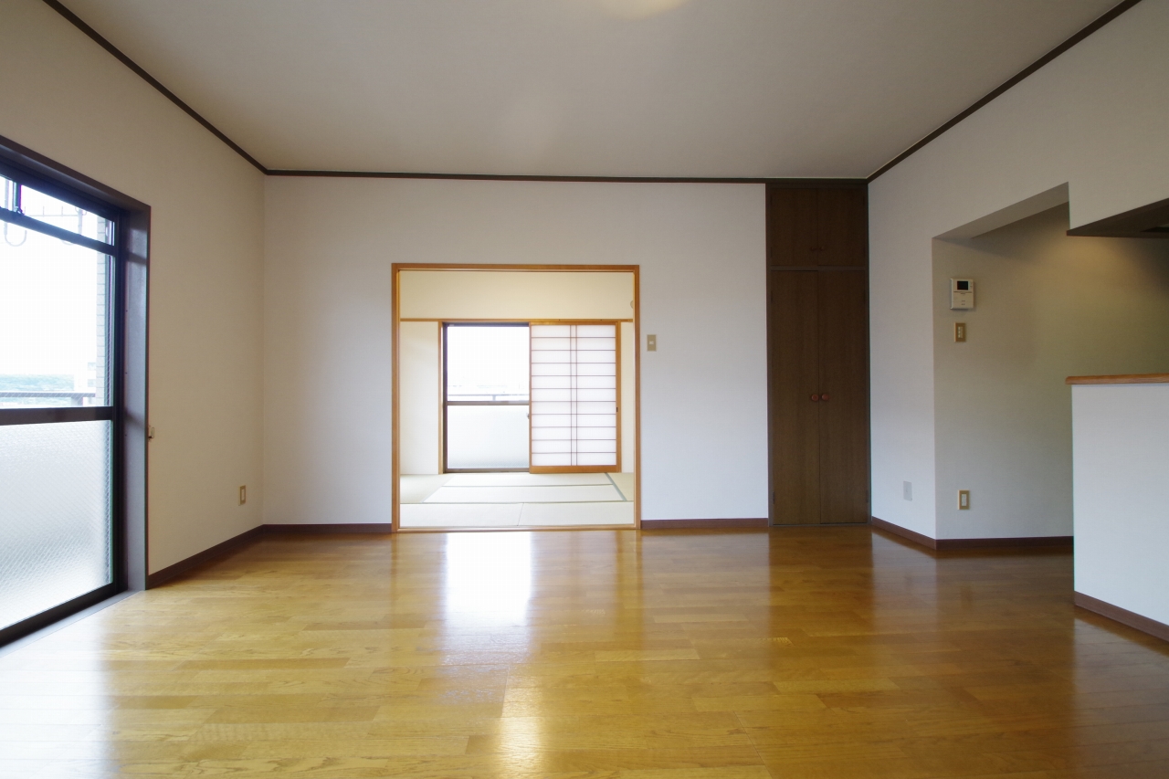 フジヤ小泉マンション2階角部屋