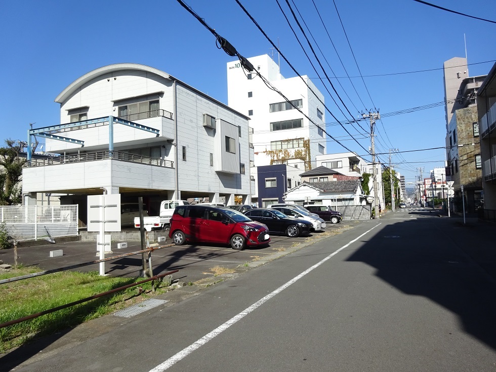 沼津駅至近 高沢町売り月極駐車場（11台）